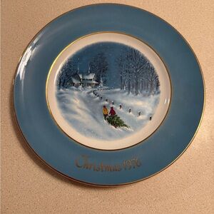 Vintage Christmas 1976 Decorative Plate
